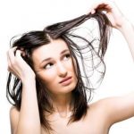 Gội đầu hàng ngày – giải pháp hay thủ phạm khiến tóc càng đổ dầu?