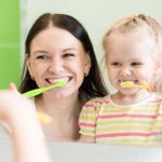Đánh răng trước hay sau bữa sáng? Chuyên gia tiết lộ thời điểm tốt nhất cho răng miệng