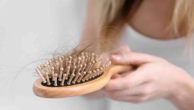 Vượt qua nỗi ám ảnh rụng tóc sau sinh chỉ với vài mẹo đơn giản