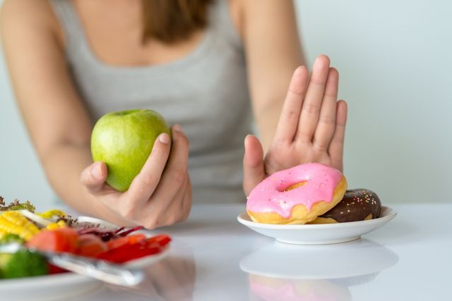 Càng ăn tối muộn càng khó ngủ – đây là 5 “thủ phạm” chính