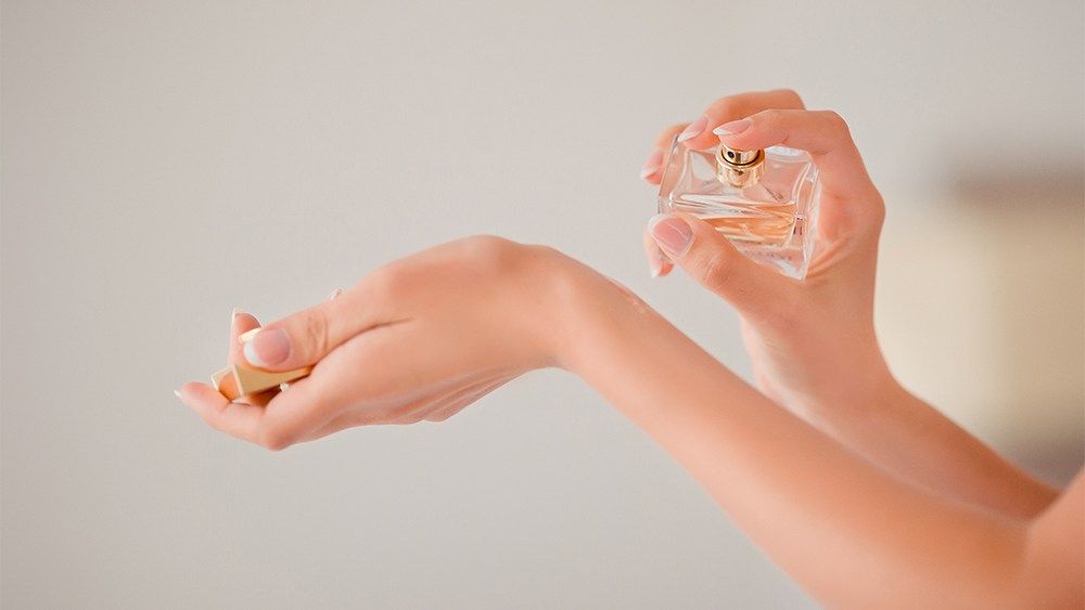 Làm sao để nước hoa giữ mùi cả ngày? Đây là 8 mẹo đơn giản