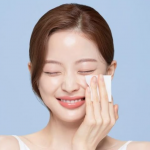 Sai lầm khi tẩy trang: Làm ướt mặt trước có thể khiến bạn rửa mãi vẫn không sạch