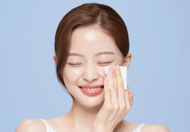 Sai lầm khi tẩy trang: Làm ướt mặt trước có thể khiến bạn rửa mãi vẫn không sạch