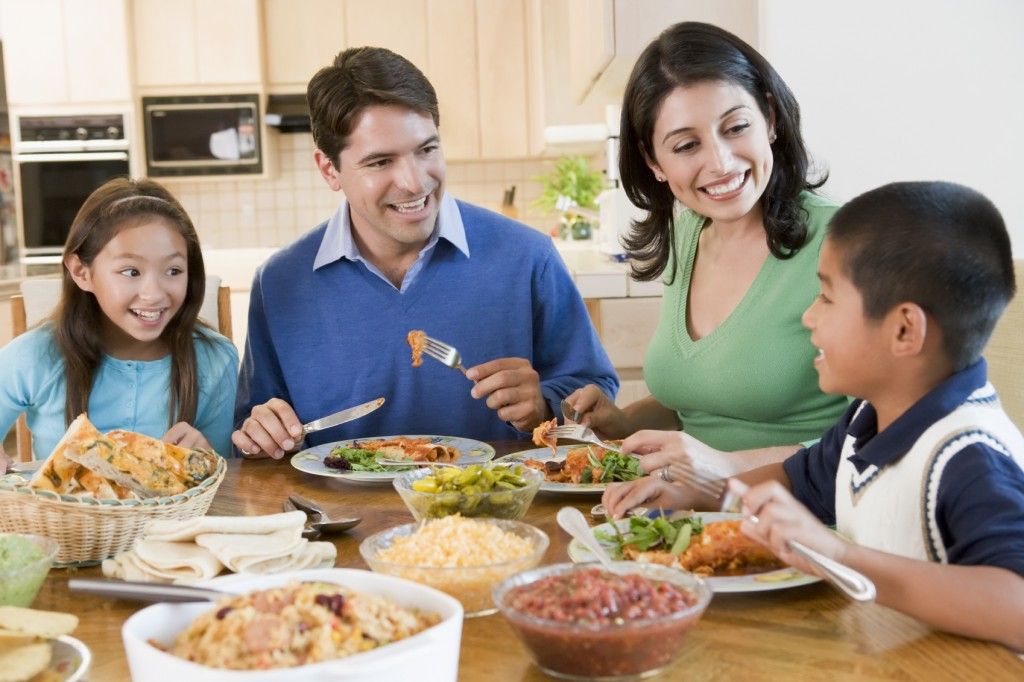 Giao tiếp với con: Chìa khóa gắn kết gia đình và 5 cách bắt đầu đơn giản