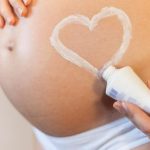 Massage kết hợp kem dưỡng – phương pháp trị rạn da tại nhà cực hiệu quả