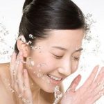 Nước đá có thật sự giúp da mịn màng, se khít lỗ chân lông?