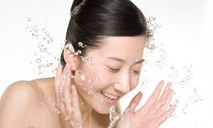 Nước đá có thật sự giúp da mịn màng, se khít lỗ chân lông?