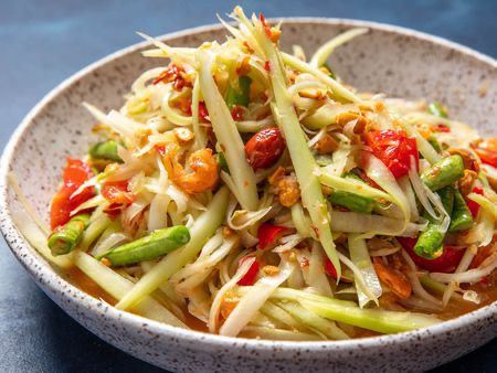 Cách làm gỏi xoài Thái chua cay giòn ngon, càng trộn càng thấm vị