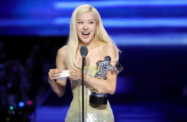 Rosé (Blackpink) khoe thần thái cuốn hút với váy cắt xẻ táo bạo
