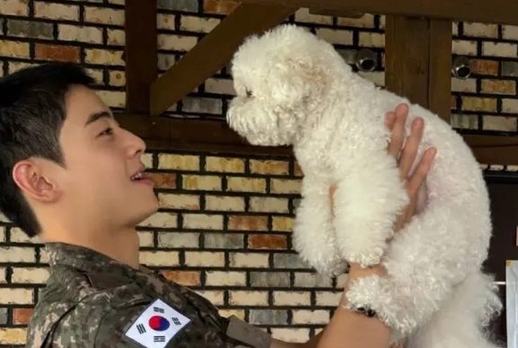 Cha Eun Woo gây sốt mạng xã hội với khoảnh khắc ngọt ngào bên thú cưng