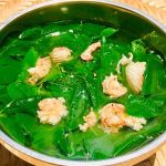 Mẹo nấu ăn: Vò rau ngót giúp canh ngọt, bớt hăng và giữ màu xanh