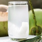 Tưởng tốt nhưng hóa ra không phải! Sự thật về việc uống nước dừa mỗi ngày