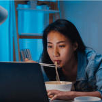 3 thói quen trước khi ngủ đang âm thầm rút ngắn tuổi thọ của bạn