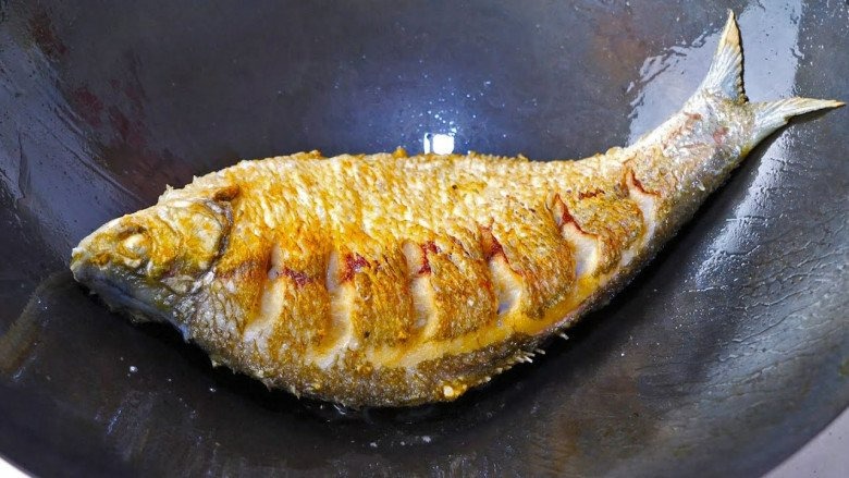 Rán cá không nát, giòn rụm như ngoài hàng nhờ 4 bước đơn giản