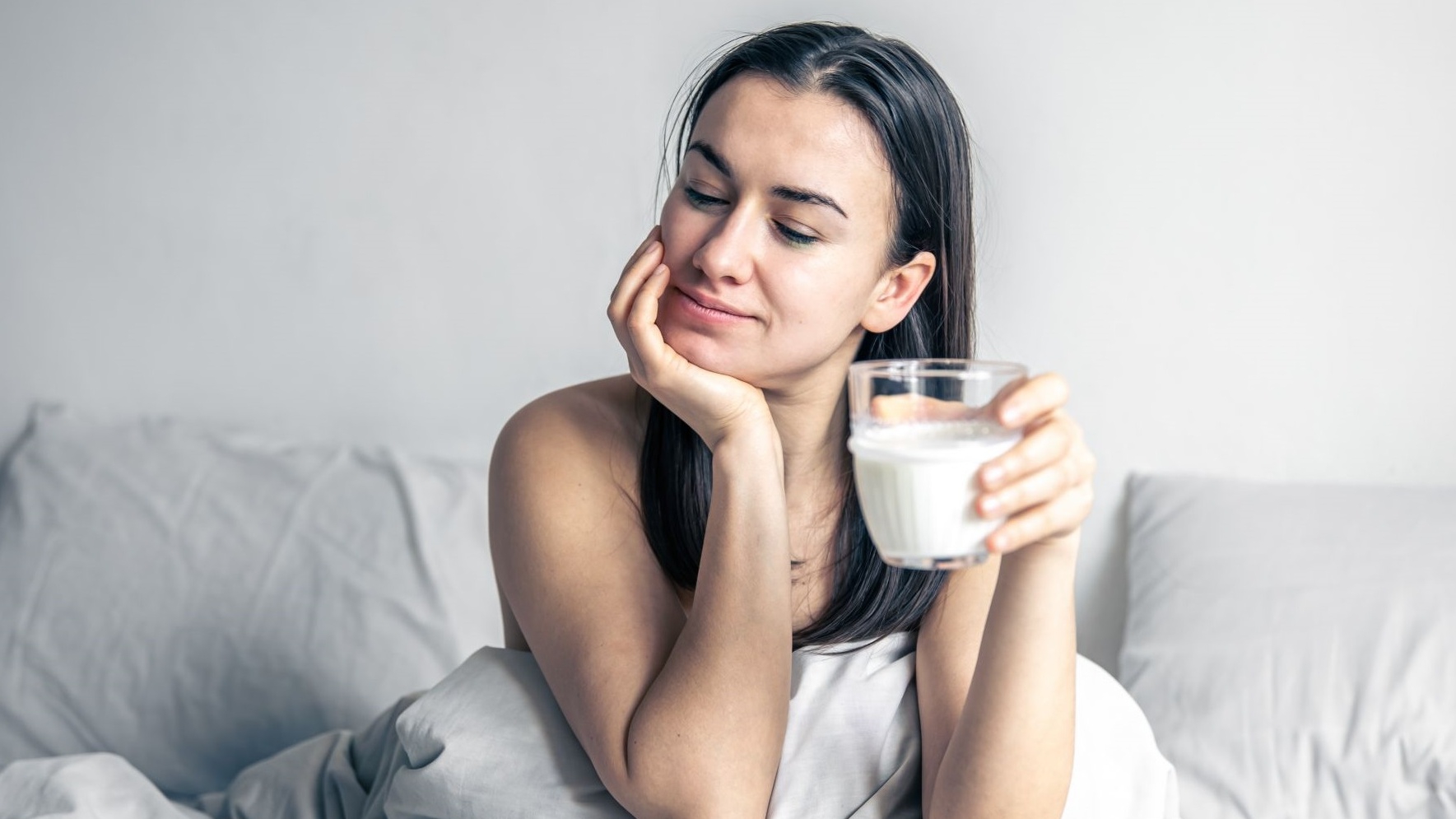 5 loại đồ uống buổi tối giúp ngủ sâu và giảm cân tự nhiên