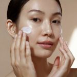 Muốn da căng bóng chuẩn “glass skin”? Hãy bắt đầu từ cách thoa kem dưỡng