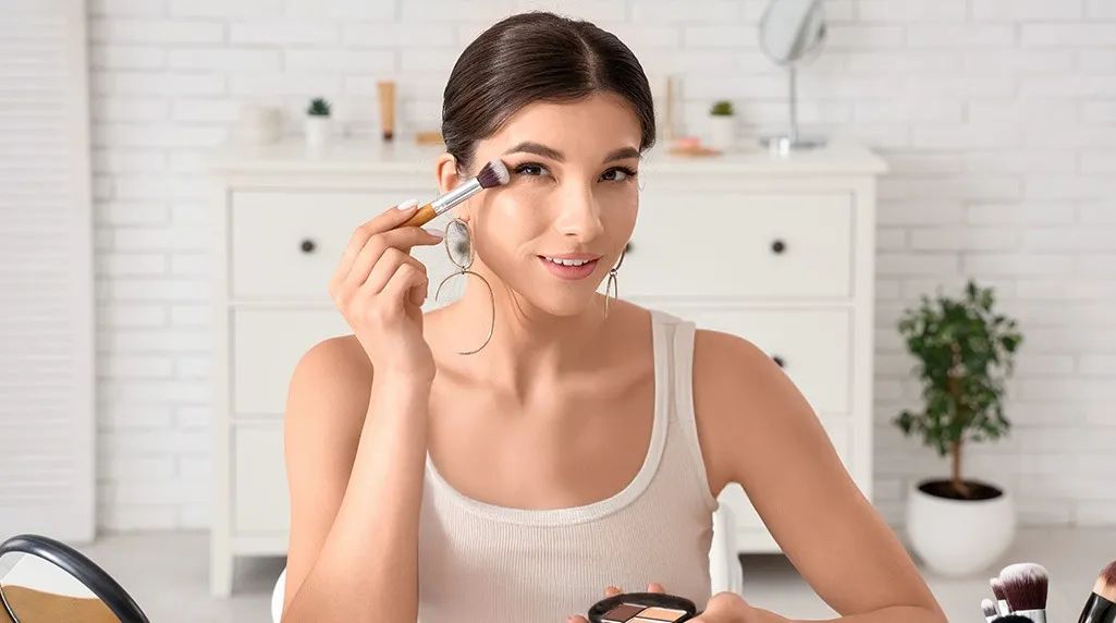 Xu hướng trang điểm Thu – Đông 2025: Khi vẻ đẹp tự nhiên lên ngôi