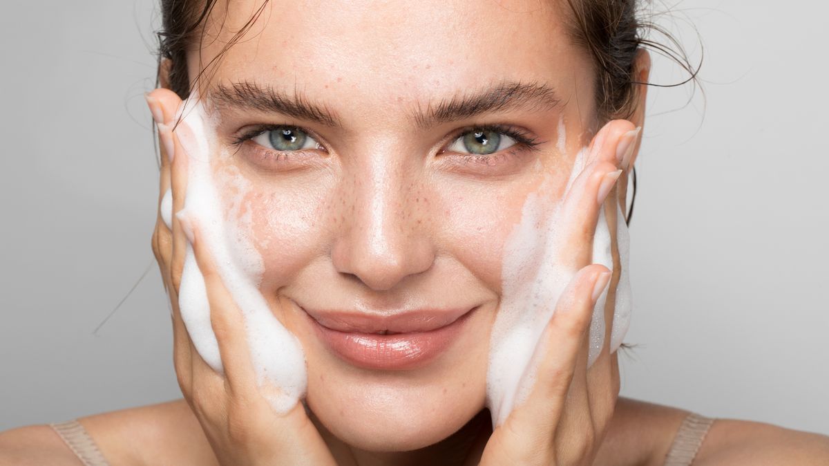 Những lỗi rửa mặt âm thầm làm da kém mịn màng