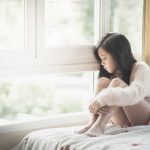 Vì sao bé gái dễ trầm cảm hơn bé trai?