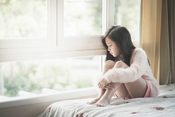 Vì sao bé gái dễ trầm cảm hơn bé trai?