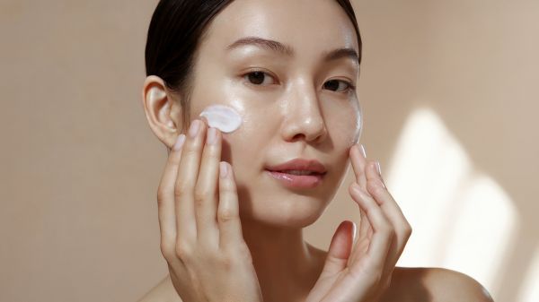 Thoa kem dưỡng đúng cách: 5 mẹo giúp da căng mịn và đều màu