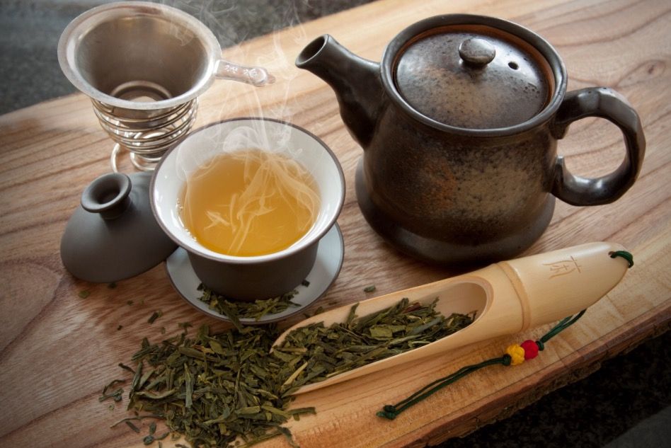 Da sáng mịn hơn nhờ thói quen uống trà thảo dược