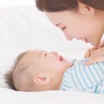 5 thói quen nhỏ trước giờ ngủ giúp bé chống chọi thời tiết ẩm ương