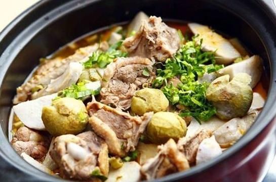 Nấu vịt om sấu thế nào để thịt mềm, nước chua thanh hấp dẫn?