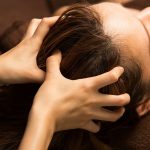 Tóc thưa, rụng nhiều? Thử ngay 5 phút massage da đầu