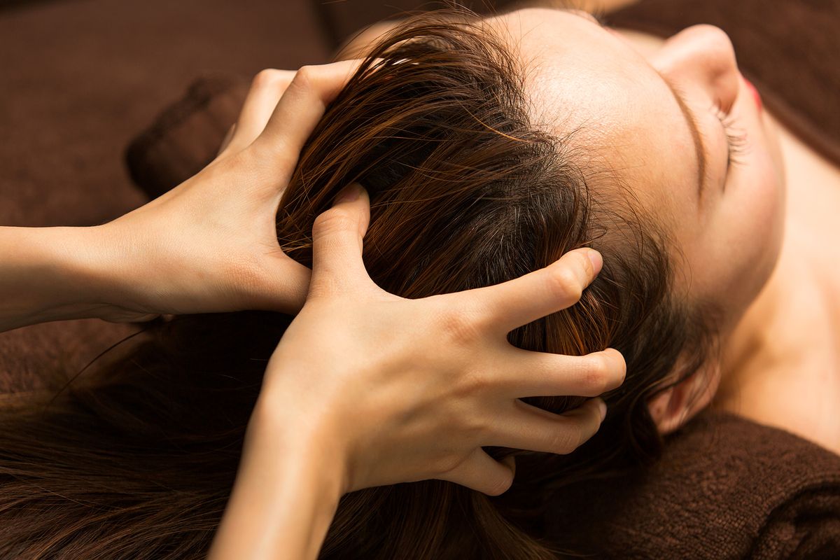Tóc thưa, rụng nhiều? Thử ngay 5 phút massage da đầu