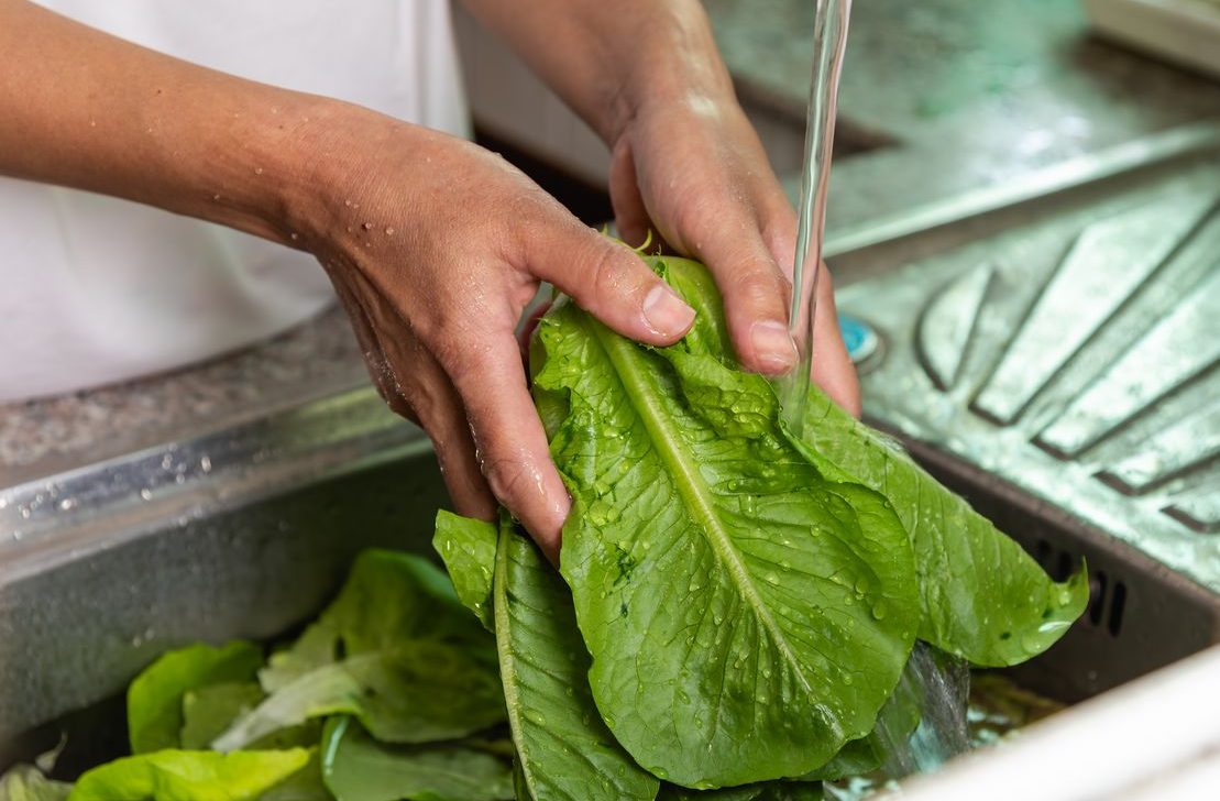 Hiểm họa từ thói quen ăn rau sống nếu sơ chế không đảm bảo