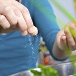 Luộc rau cho muối để xanh hơn: Nên hay không?