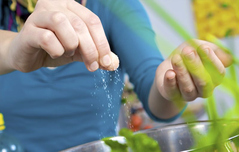 Luộc rau cho muối để xanh hơn: Nên hay không?