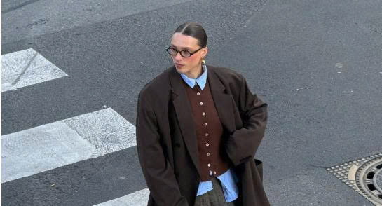 Tại sao quần nâu được coi là item “đa năng” của mùa lạnh năm nay?