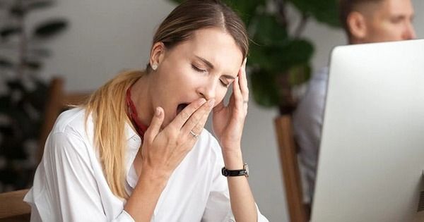 Vì sao càng ăn trưa no càng buồn ngủ?