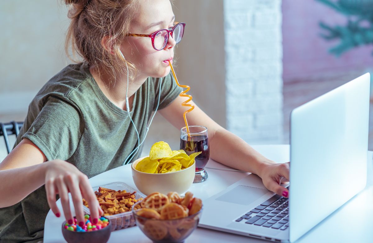 Vì sao thiếu ngủ khiến bạn thèm đồ ngọt và đồ ăn vặt?