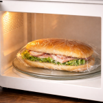 Chuyên gia cảnh báo rủi ro khi dùng màng bọc thực phẩm trong lò vi sóng