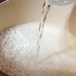 Nên nấu cơm bằng nước nóng hay nước lạnh để cơm dẻo ngon hơn?