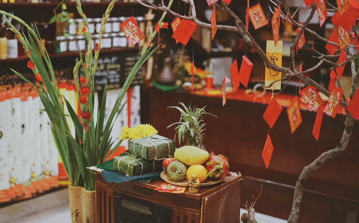 Chỉ với vài bước, bình hoa Tết tươi bền cả tuần