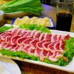 Vì sao đĩa thịt khi đi ăn lẩu luôn được lót một lá xà lách?