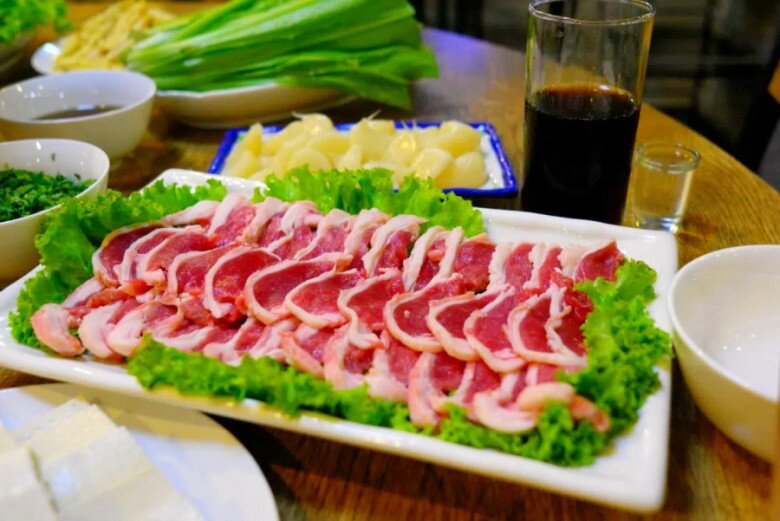 Vì sao đĩa thịt khi đi ăn lẩu luôn được lót một lá xà lách?