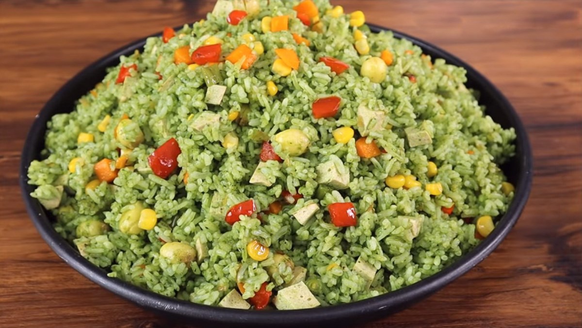 Trẻ lười ăn rau? Thử ngay món cơm rang ngọc bích từ rau chân vịt