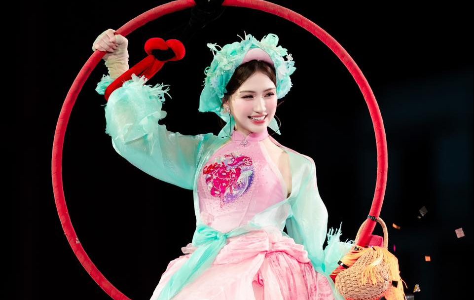 Hòa Minzy nghẹn ngào nhìn lại hành trình hơn 10 năm ca hát trong concert “Bắc Bling”