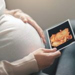 Vì sao mẹ bầu thường mất ngủ? Cách cải thiện giấc ngủ an toàn