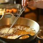 Mẹo rán không bắn dầu mỡ, giữ bếp sạch và an toàn