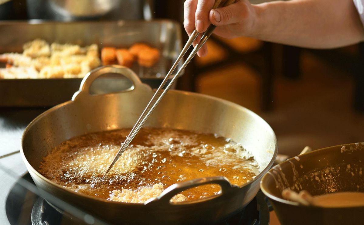 Mẹo rán không bắn dầu mỡ, giữ bếp sạch và an toàn