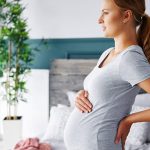 Mẹ bầu đau lưng? Áp dụng ngay 4 mẹo này để dễ chịu hơn mỗi ngày