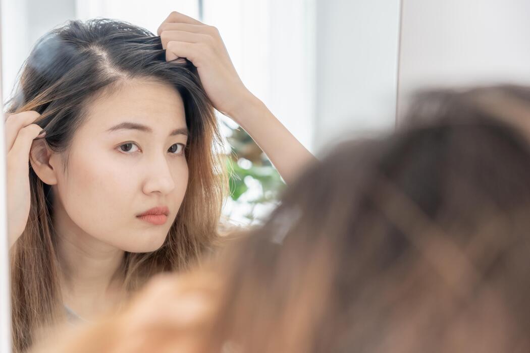 3 thói quen tưởng vô hại khiến tóc nhanh bết, nhiều người mắc mỗi ngày