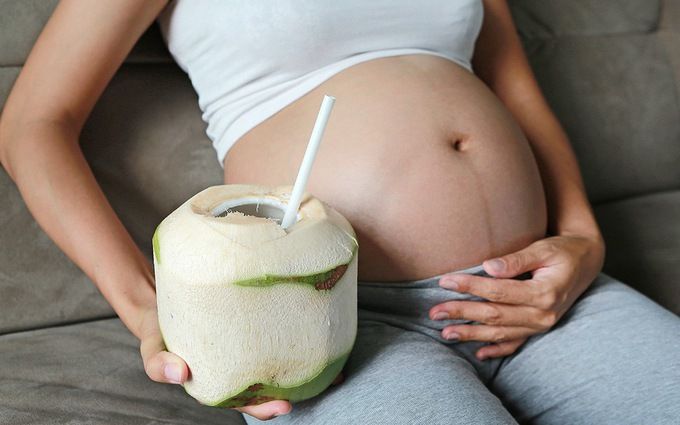 Uống nước dừa khi mang thai giúp con trắng hồng? Sự thật khoa học khiến nhiều mẹ bất ngờ