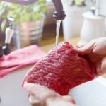 Vì sao không nên rửa thịt sống trước khi chế biến?